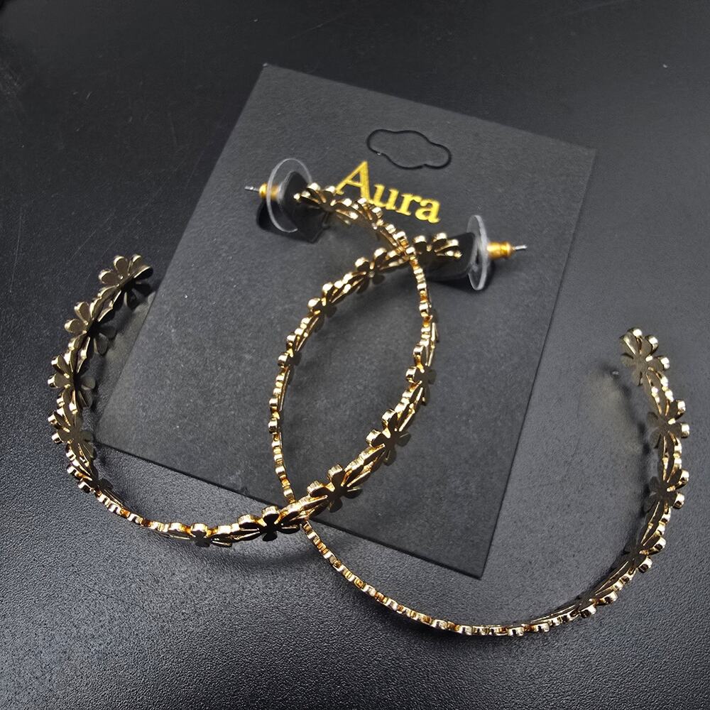 Gold Tone Daisy Flower Hoop Earrings Pierced New On Card NWT